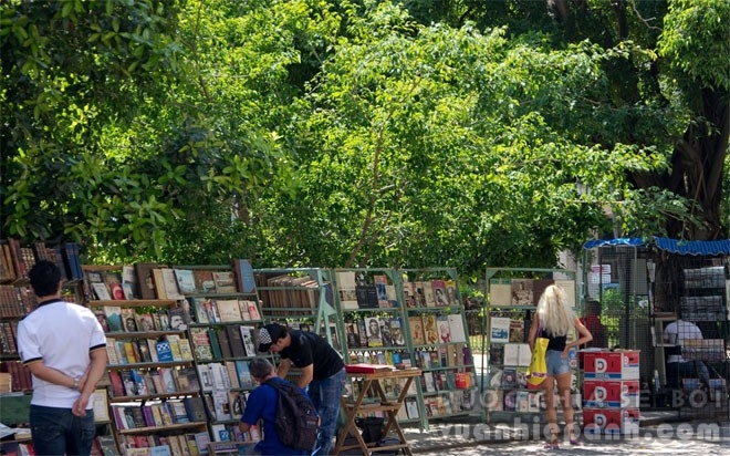 Ở Habana Vieja có một chợ sách cũ có bán “bất kỳ cuốn sách nào về cách mạng Cuba”.