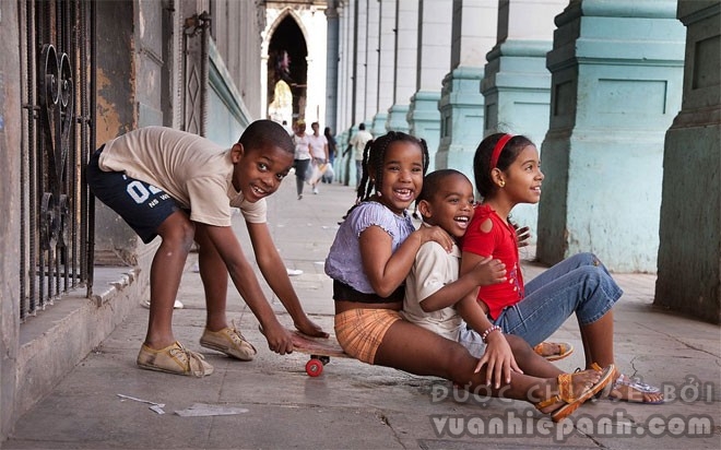 Ở Havana, đường phố được coi như một phần mở rộng của các ngôi nhà. Trẻ em thường chơi trên phố…