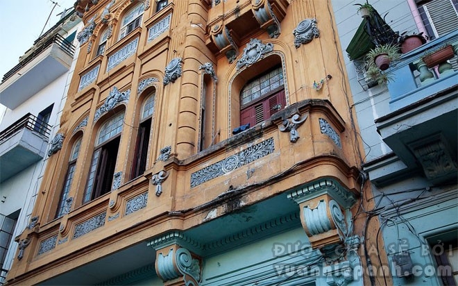 Khu Habana Vieja là khu cổ nhất trong thành phố và là một trung tâm du lịch. Không giống như những nơi khác ở Havana, những tòa nhà trong khu này được bảo tồn kỹ lưỡng và đường phố rất sạch sẽ.