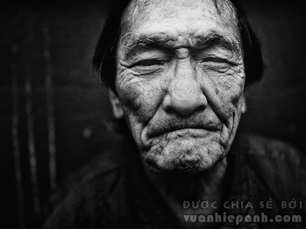 Những tấm ảnh đen trắng đầy cảm xúc về người dân Tokyo 12