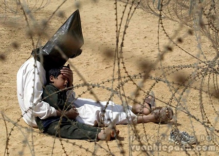 Bức ảnh “Tù nhân chiến tranh ngườiIraq” được thực hiện năm 2002 bởi nhiếp ảnh gia Jean-Marc Bouju