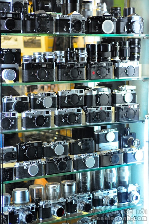 Một gian hàng bày bán ống kính và máy ảnh cũ tại Hàn Quốc. Ảnh: Nguyễn Tiến Hòa.