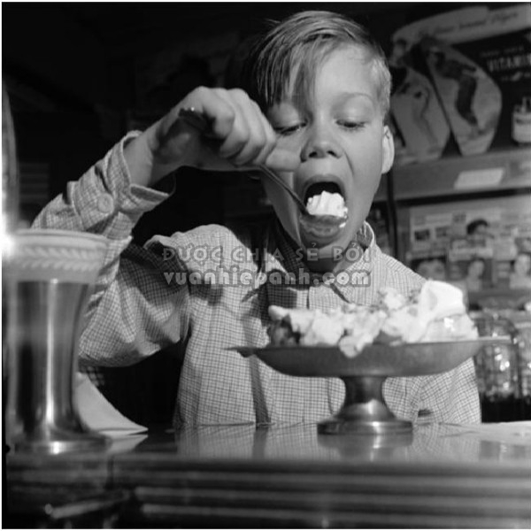 Bộ ảnh đen trắng 'em bé ăn kem' gợi nhớ tuổi thơ của mọi ông bố bà mẹ 10