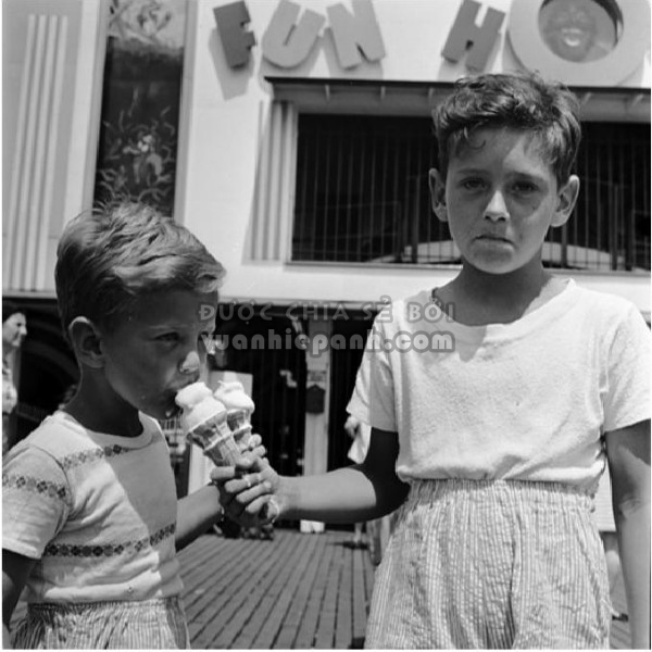 Bộ ảnh đen trắng 'em bé ăn kem' gợi nhớ tuổi thơ của mọi ông bố bà mẹ 12