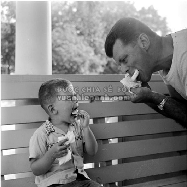 Bộ ảnh đen trắng 'em bé ăn kem' gợi nhớ tuổi thơ của mọi ông bố bà mẹ 9