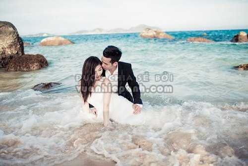 Nếu chụp ảnh trên biển, cô dâu và chú rể nên chọn trang phục phóng khoáng, tự nhiên.