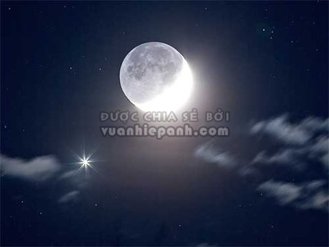 Ảnh chụp trăng khuyết với thời gian phơi sáng lâu khiến nửa tối phía bên kia của trăng hiện ra rõ nét. Ảnh: Antwrp.