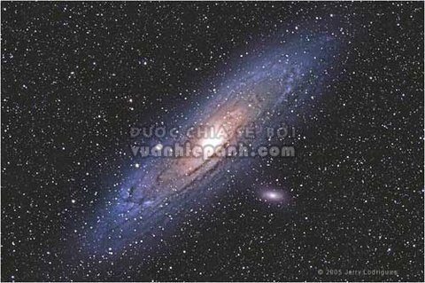 Ảnh chụp thiên hà M31 từ Canon EOS 20D, ống kính Canon 300 mm f/2.8L USM IS. Ảnh: Astropix.