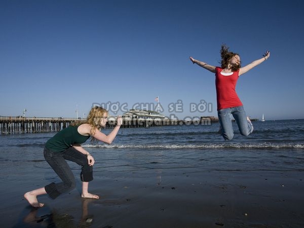 sisters-jumping-california_40420_600x450.jpg