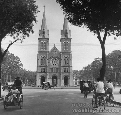 Nhà thờ Notre-Dame de Sài Gòn và Place Pigneau de Béhaine
