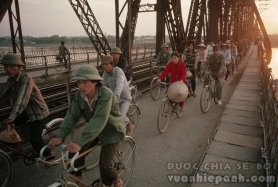 Qua cầu Long Biên năm 80