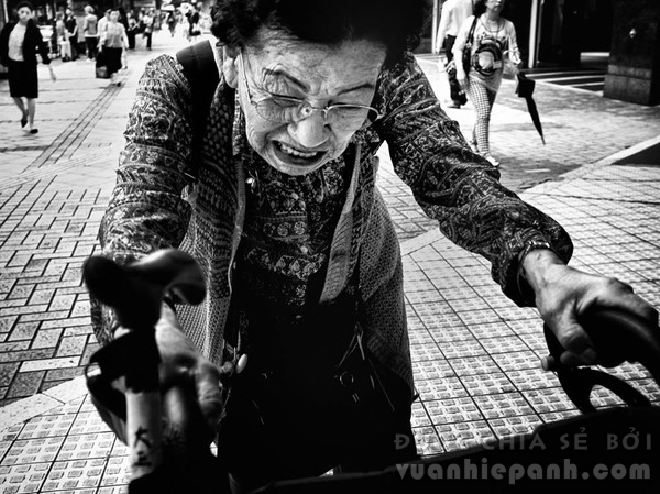 Những tấm ảnh đen trắng đầy cảm xúc về người dân Tokyo 5