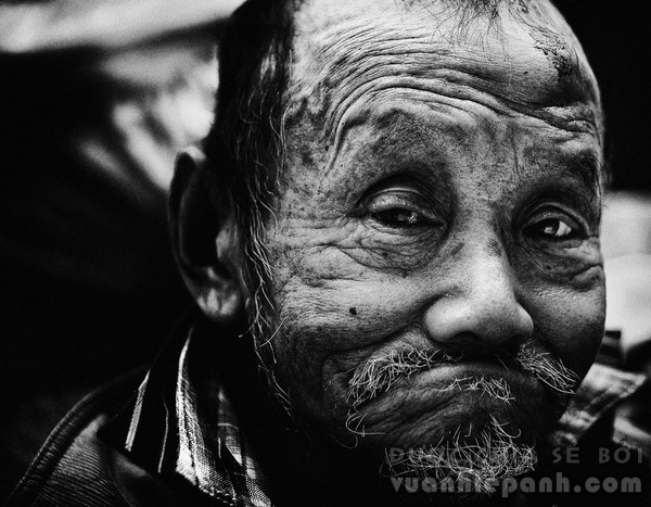 Những tấm ảnh đen trắng đầy cảm xúc về người dân Tokyo 10