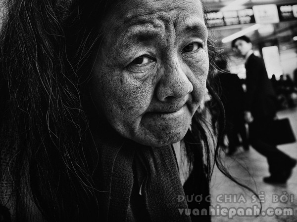 Những tấm ảnh đen trắng đầy cảm xúc về người dân Tokyo 11