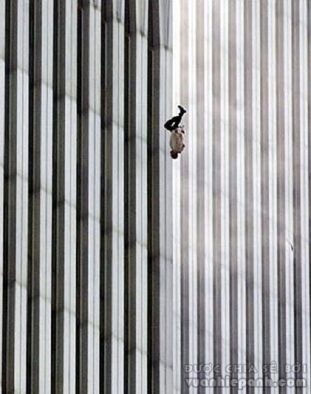 Bức “Người đàn ông rơi” của nhiếp ảnhgia Richard Drew chụp năm 2001