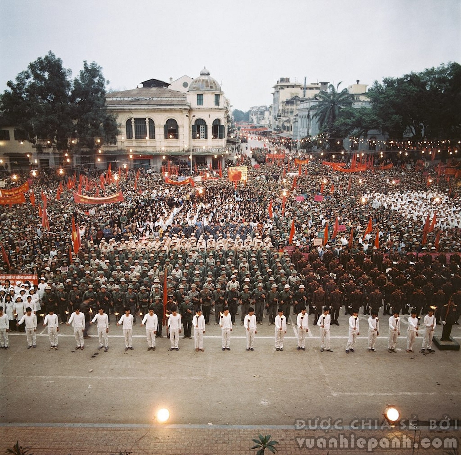 Mít tinh ăn mừng chiến thắng Trung Quốc năm 1979. Ảnh: Thomas Billhardt