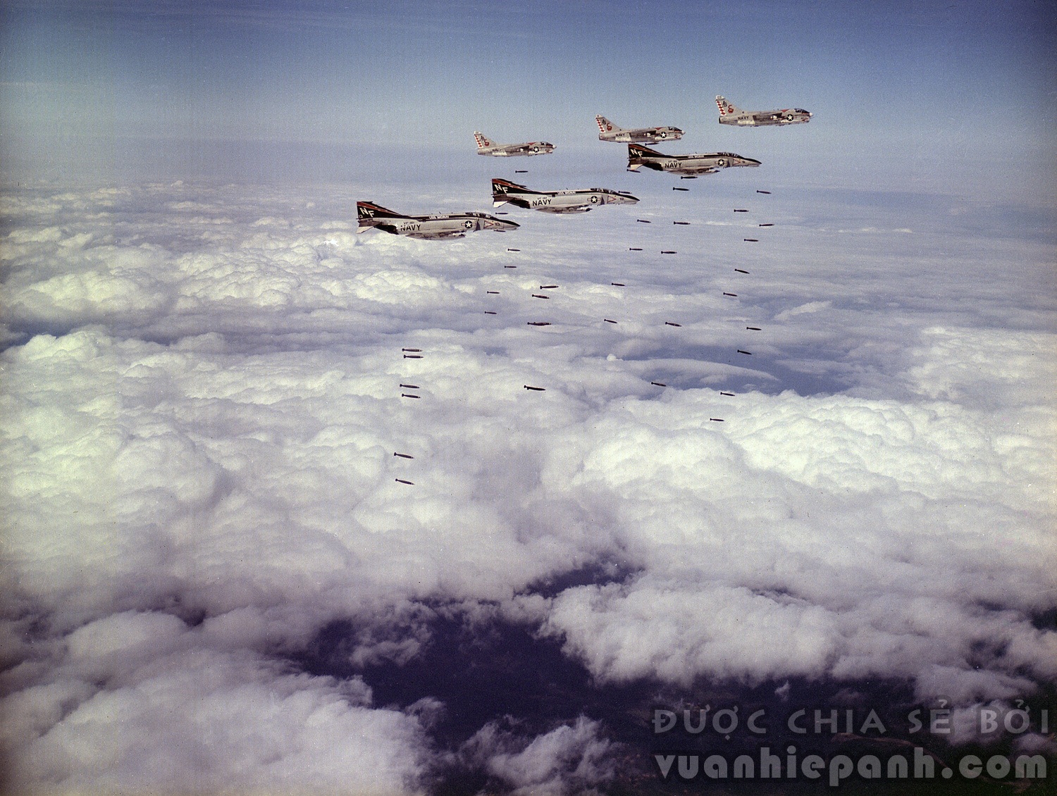 Đội hình F-4 phối hợp với A-7 không kích miền Bắc Việt Nam năm 1972.