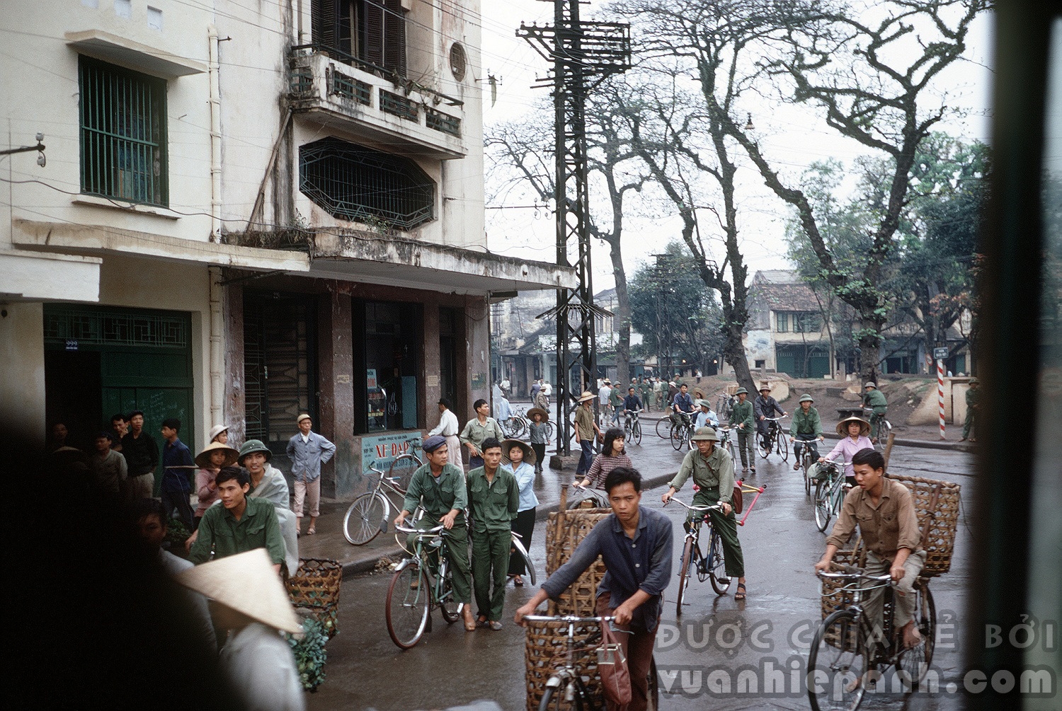 Cảnh một đường phố ở khu vực trung tâm Hanoi, ngày đầu năm mới 1973. Vào thời điểm này xe đạp là phương tiện chủ yếu trong thành phố.