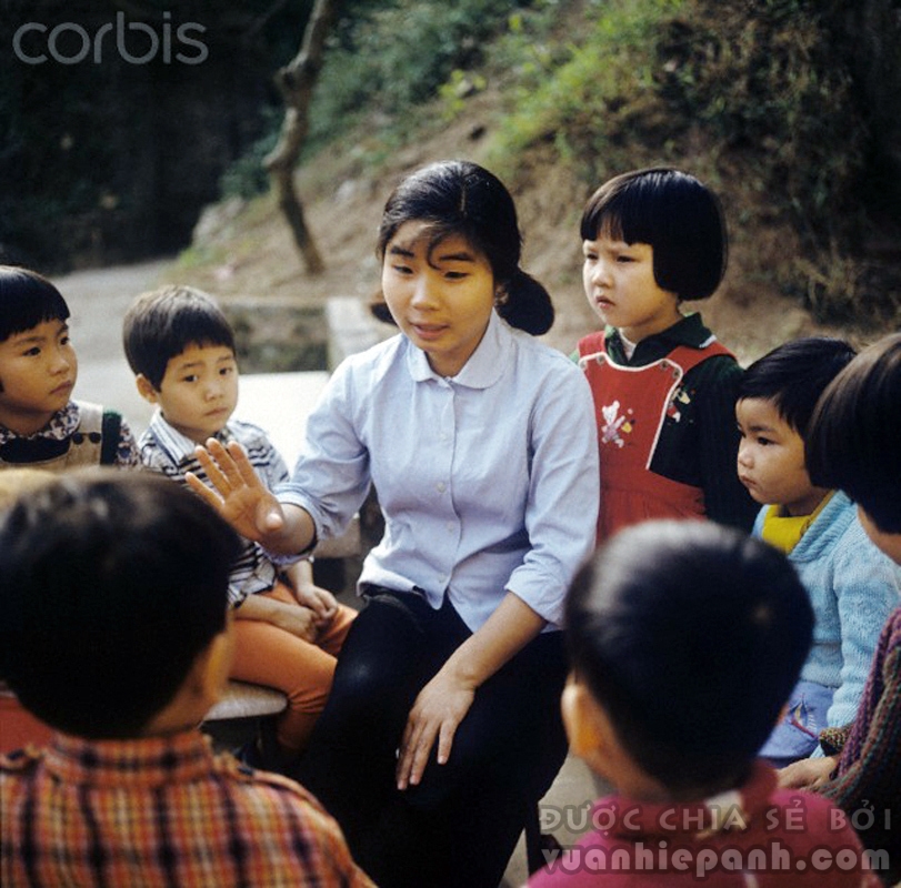 Giáo viên mầm non ở một trường gần Hà Nội, Tháng Ba, 1973. Ảnh: Werner Schulze