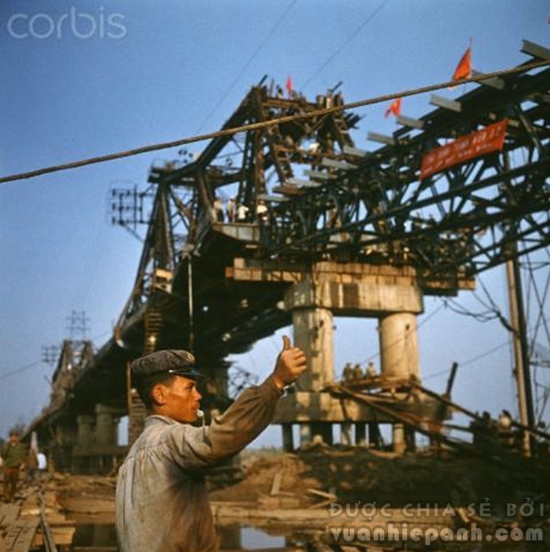Hà Nội tháng Ba, năm 1973. Sửa chữa cầu Long Biên.