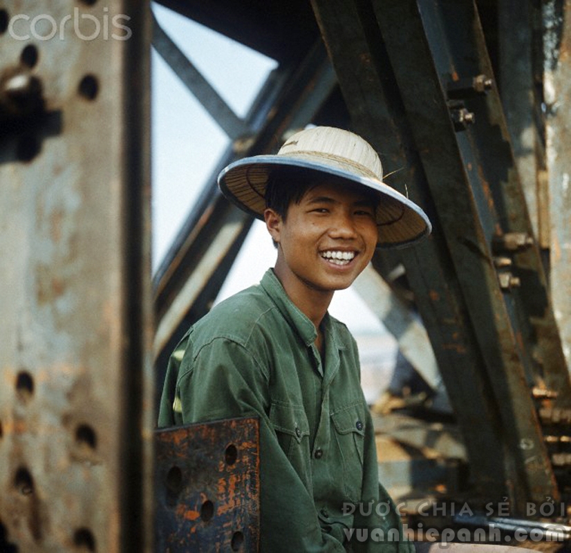 Hà Nội tháng Ba, năm 1973. Một anh công nhân trên công trường sửa chữa cầu Long Biên.