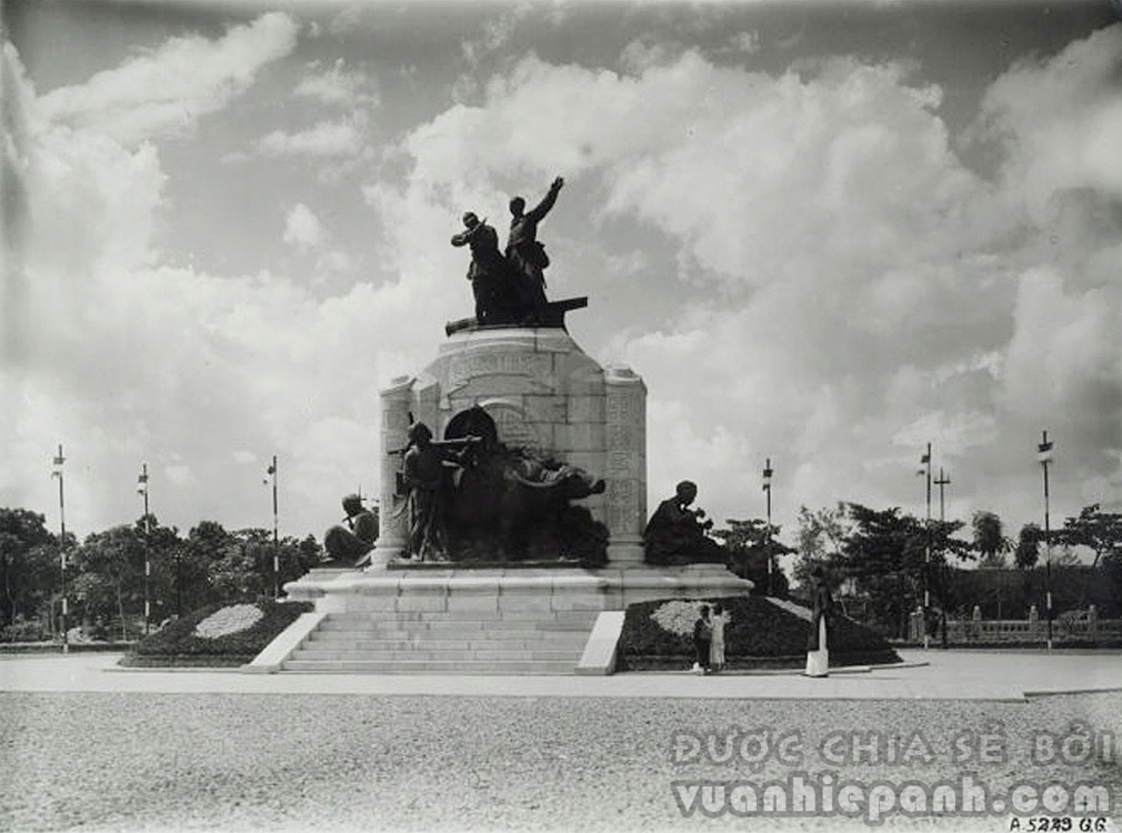 Hà Nội 1928, tượng đài kỷ niệm binh lính Pháp & Việt chết trong Đệ nhất Thế chiến.
