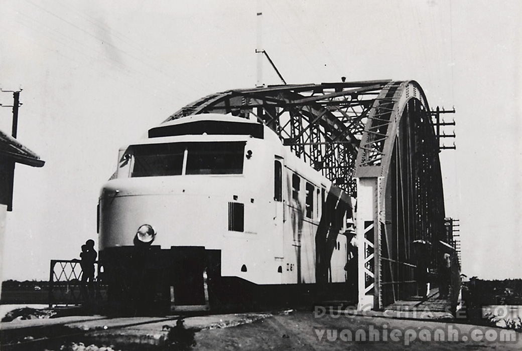 Tàu hỏa Hà Nội-Hải Phòng đang chạy qua cầu Phú Lương, Thái Bình. Tuyến đường sắt Hà Nội - Hải Phòng dài 102 km được thực dân Pháp khởi công xây dựng từ năm 1901 nhằm mục tiêu biến con đường huyết mạch này thành phương tiện chủ yếu phục vụ cho cuộc chiến tranh xâm lược tại vùng Bắc Bộ.