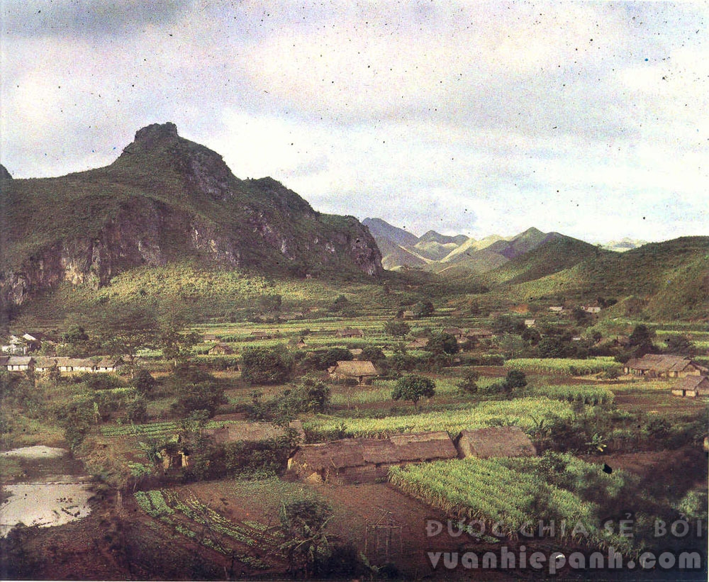 Vùng biên giới Trung Quốc, làng Na-Cham năm 1915 (ngày nay là thị trấn Na Sầm thuộc huyện Văn Lãng, tỉnh Lạng Sơn).