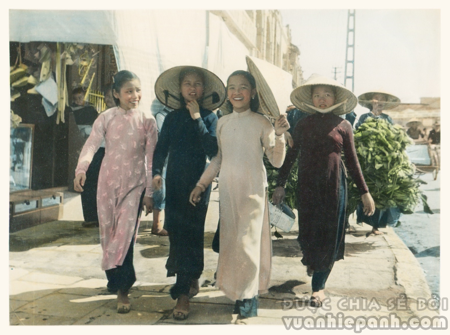 Bốn cô gái trẻ Hà Nội, khoảng năm 1940.