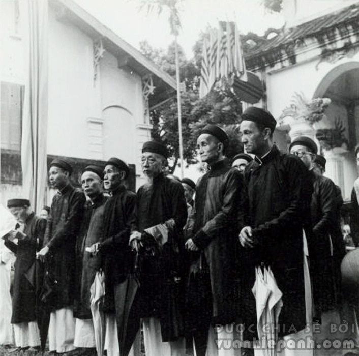 Ngày giỗ vua Lê Thái Tổ (Lê Lợi) tại đền thờ vua Lê gần hồ Gươm (1949).