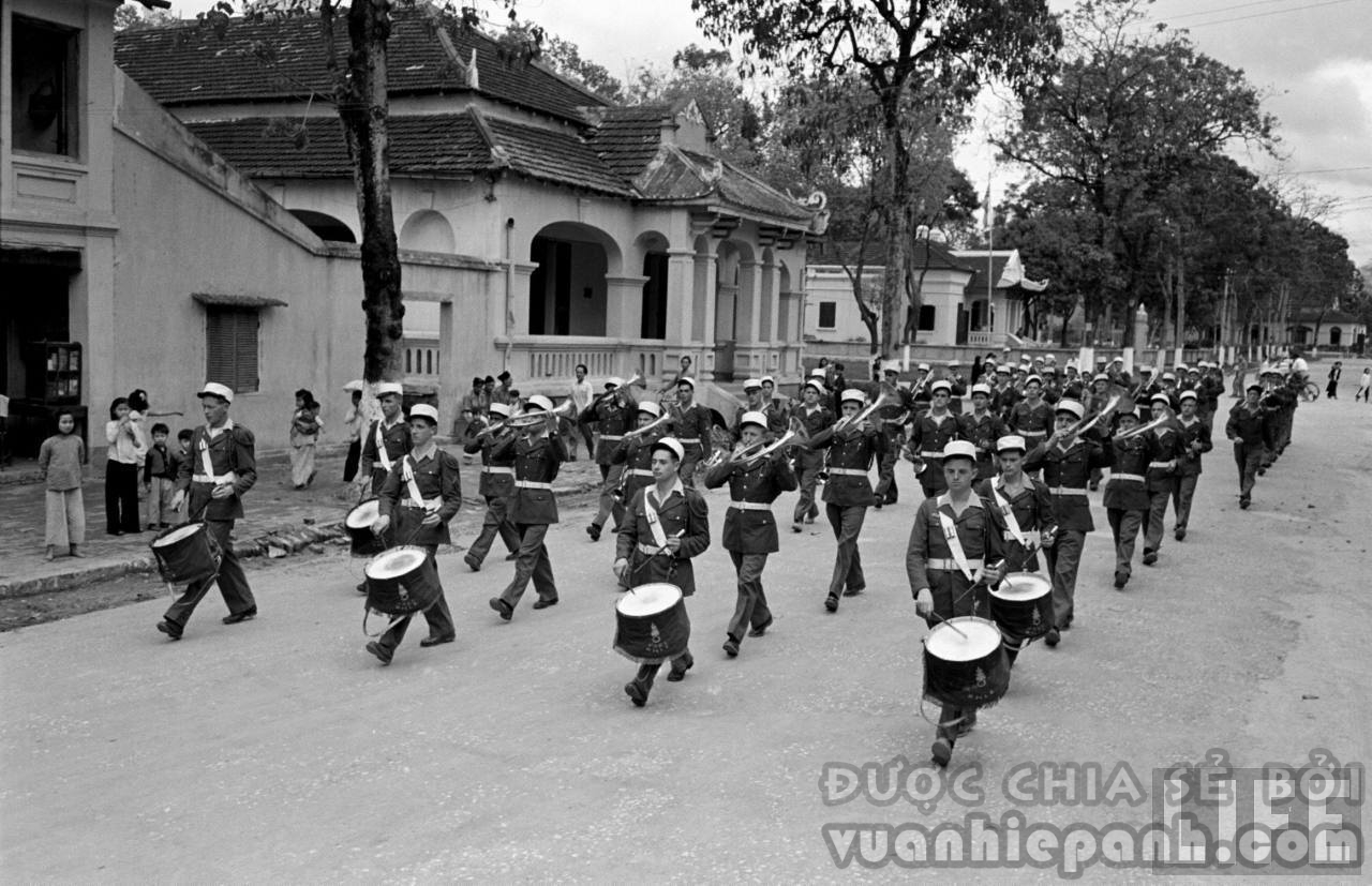 Ban quân nhạc Lê dương Hải ngoại Pháp diễn hành trên con đường chính của Lạng Sơn.