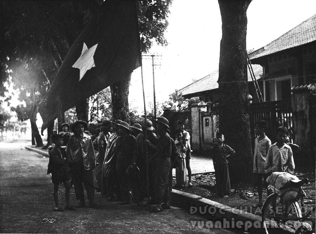 Với thất bại tại Điện Biên Phủ, Pháp buộc phải ký Hiệp định Geneva, đồng thời rút hết quân về nước. Đúng tám giờ ngày 10/10/1954, các đơn vị quân đội nhân dân Việt Nam tiến vào từ 5 cửa ô, tiếp quản Thủ đô sau chín năm bị tạm chiếm.