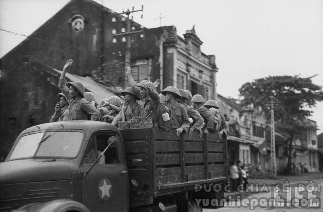 Việt Minh tiến vào Hà Nội sau khi quân Pháp rút đi. Hà Nội 10.10.1954