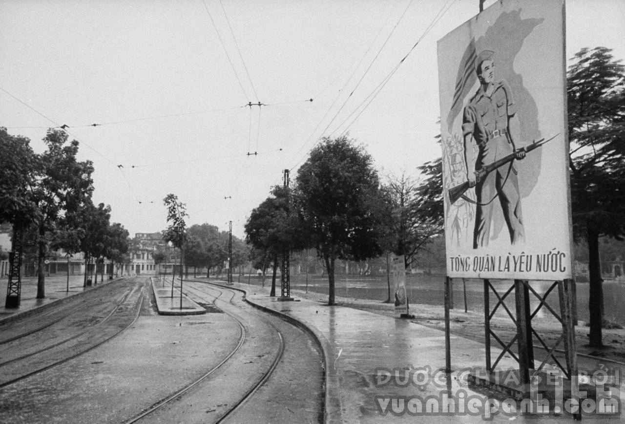 Bến xe điện Bờ Hồ. Hà Nội 1954.