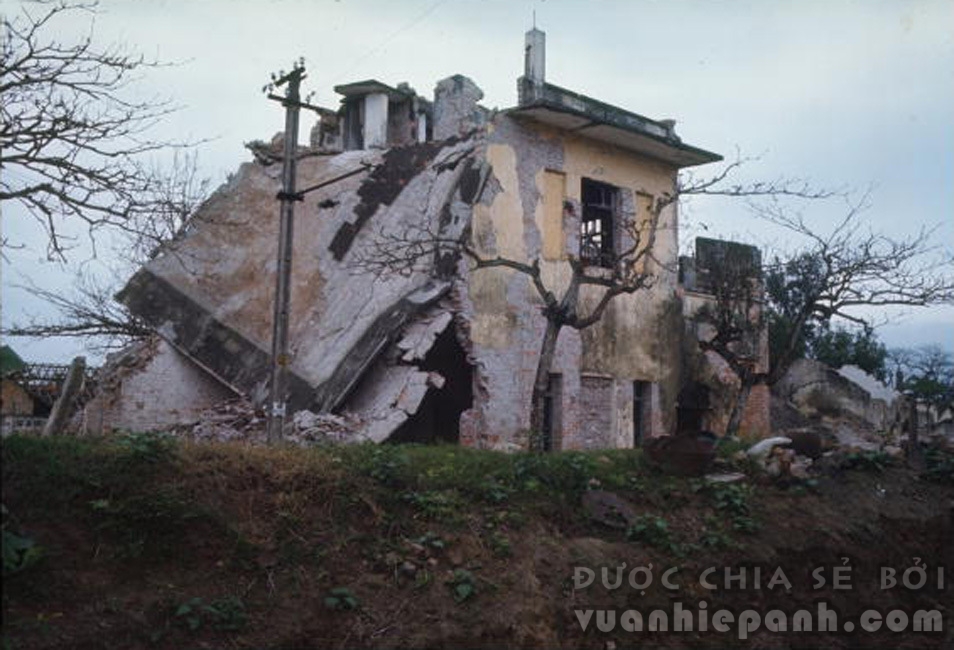 Một ngôi nhà bị đánh bom ở thị xã Phủ Lý (nay là thành phố Phủ Lý) năm 1967.