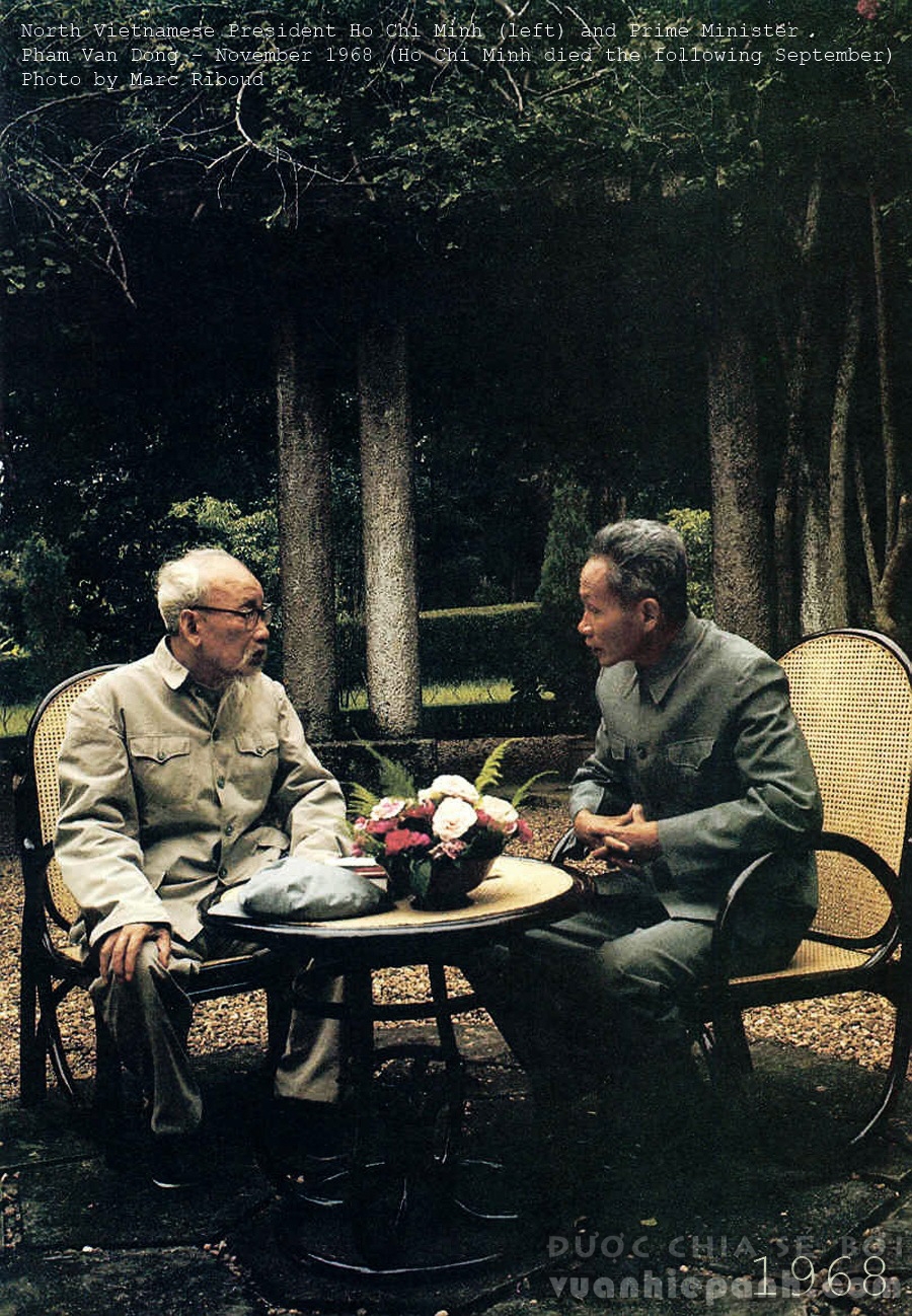 Chủ tịch Bắc Việt Nam Hồ Chí Minh và Thủ tướng Phạm Văn Đồng, hình chụp tại vườn Phủ chủ tịch tháng 11/1968. Ảnh: Marc Riboud 