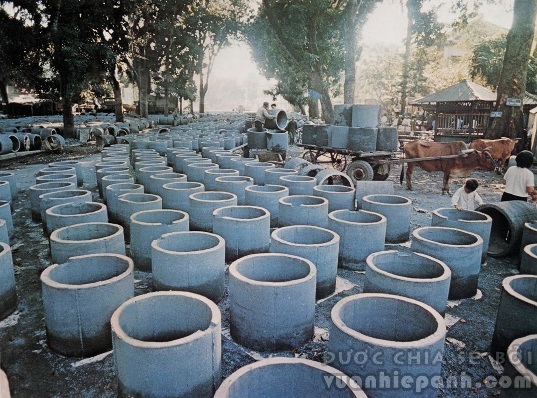 Hà Nội 1972 - Sản xuất hố tránh bom cá nhân.