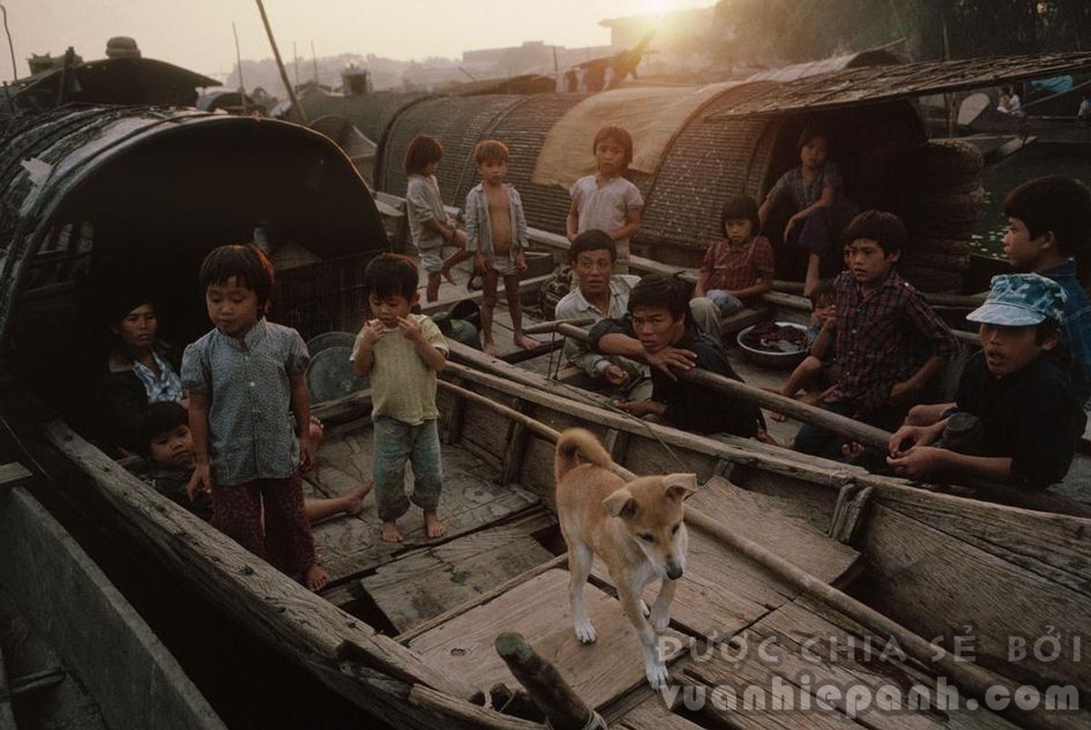 Những bức ảnh của nhiếp ảnh gia David Alan Harvey ở Việt Nam 1989 là vào thời kỳ Đổi Mới - một chương trình cải cách kinh tế và một số mặt xã hội do Đảng Cộng sản Việt Nam khởi xướng vào thập niên 1980. Chính sách Đổi Mới được chính thức thực hiện từ Đại hội đại biểu Đảng Cộng sản Việt Nam lần VI, năm 1986. Đổi Mới về kinh tế được thực hiện trước tiên. Trong những năm đầu thế kỷ 21, Việt Nam mới bắt đầu thực hiện Đổi Mới trên các mặt khác: xã hội, chính trị, tư duy, cơ chế, văn hóa... Tuy nhiên chính trị không có những thay đổi nhiều so với Kinh tế.