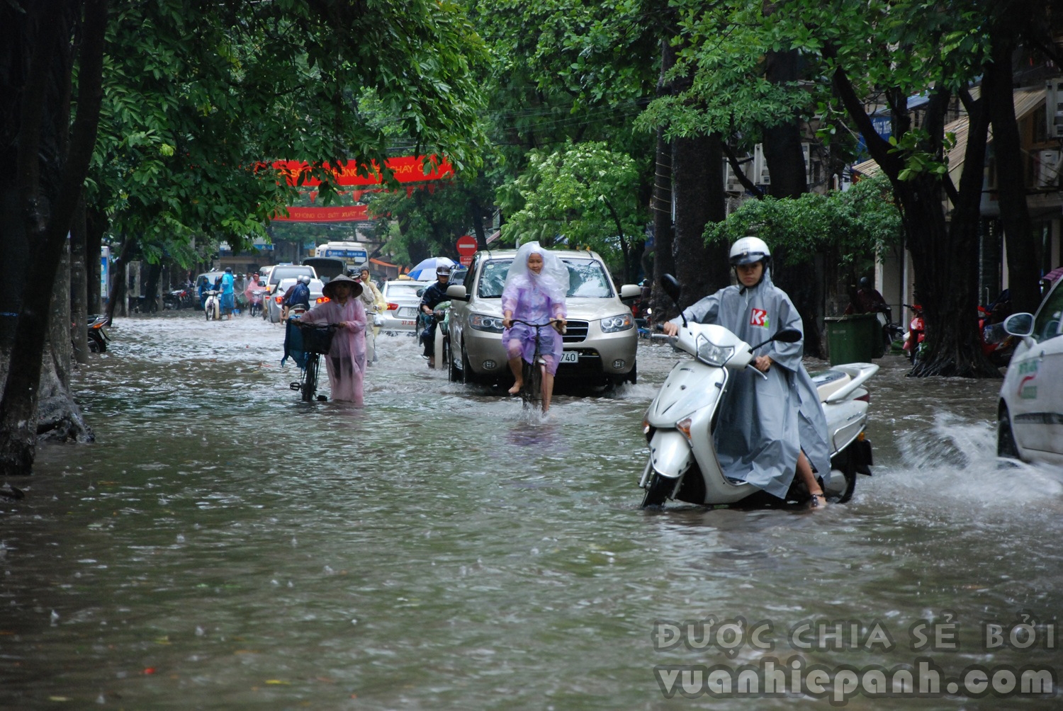Hà Nội ngập nặng trong cơn mưa lớn nhất năm 2010.