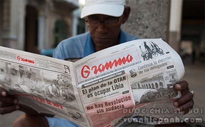Một người dân Havana đang đọc Granma, tờ báo chính thức của đảng Cộng sản Cuba. <br>