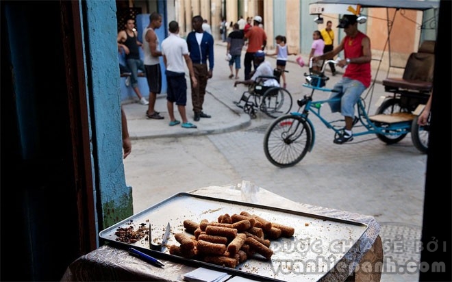 Đồ ăn nhanh ở Havana có món “croqueta”, một loại bánh rán. Đồ ăn đường phố ở thành phố này thường có giá dưới 1,5 USD.