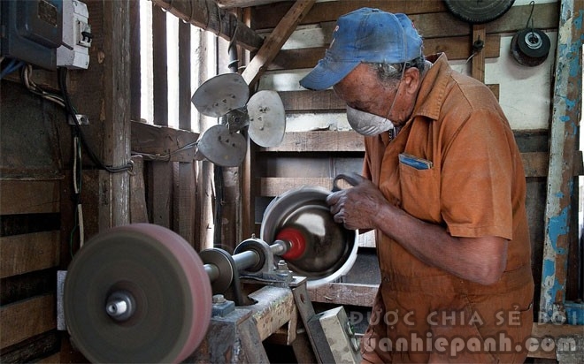 Nghề cọ xoong nồi phát triển ở Havana vì không dễ để mua xoong nồi mới.