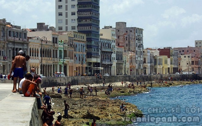 El Malecón là bức tường ngăn cách giữa Havana với biển. Các nhạc công thường chơi nhạc ở đây trong lúc người dân Havana đi dạo.