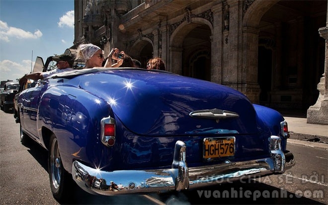 Những chiếc xe cổ như chiếc Chevrolet Convertible đời 1951 này ở Havana khiến du khách rất thích thú.