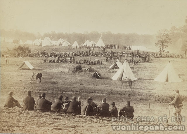 Và cuối cùng, phần hậu cảnh được lấy từ ảnh chụp cảnh tù nhân ly khai trong cuộc nội chiến ở trận đánh đồi Fisher, Virginia năm 1864.