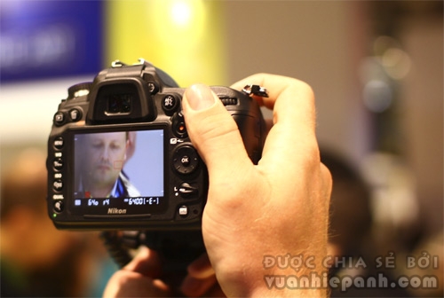 Nikon D7000 sử dụng cảm biến APS-C 16,2 triệu điểm ảnh của Sony. Ảnh: