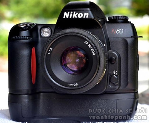 Nikon N80 là phiên bản dung hòa giữa dòng amateur và dòng F chuyên nghiệp.