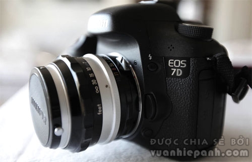Ống kính máy phim dùng trên Canon EOS 7D. Ảnh: Blogspot.