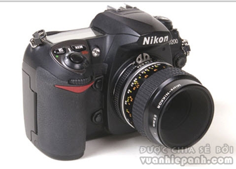 Máy Nikon D200 D-SLR với ống kính AI 55mm Micro-Nikkor. Ảnh: Shutterbug.