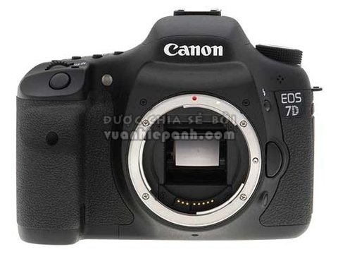 Canon EOS 7D với nhiều trang bị cao cấp của dòng máy chuyên nghiệp. Ảnh: Imaging Resource.